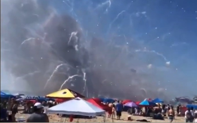 Pháo hoa bất ngờ phát nổ sát bãi biển Mỹ, cảnh tượng như bị pháo kích
